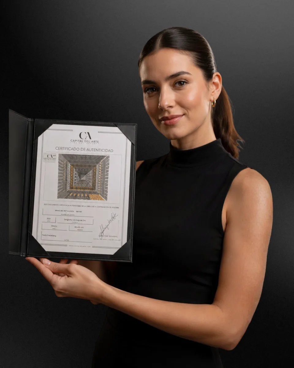 Asesora de Capital del Arte mostrando un certificado de autenticidad